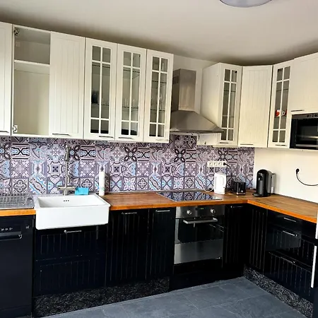 Dulovo Square Apartment, Close To City Center 아파트 *